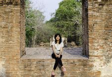 Beautiful Woman At Wat Maheyong Temple, Ayutthaya Province, Thai Stock Images Beautiful Woman At Wat Maheyong Temple, Ayutthaya Province, Thai Stock Images