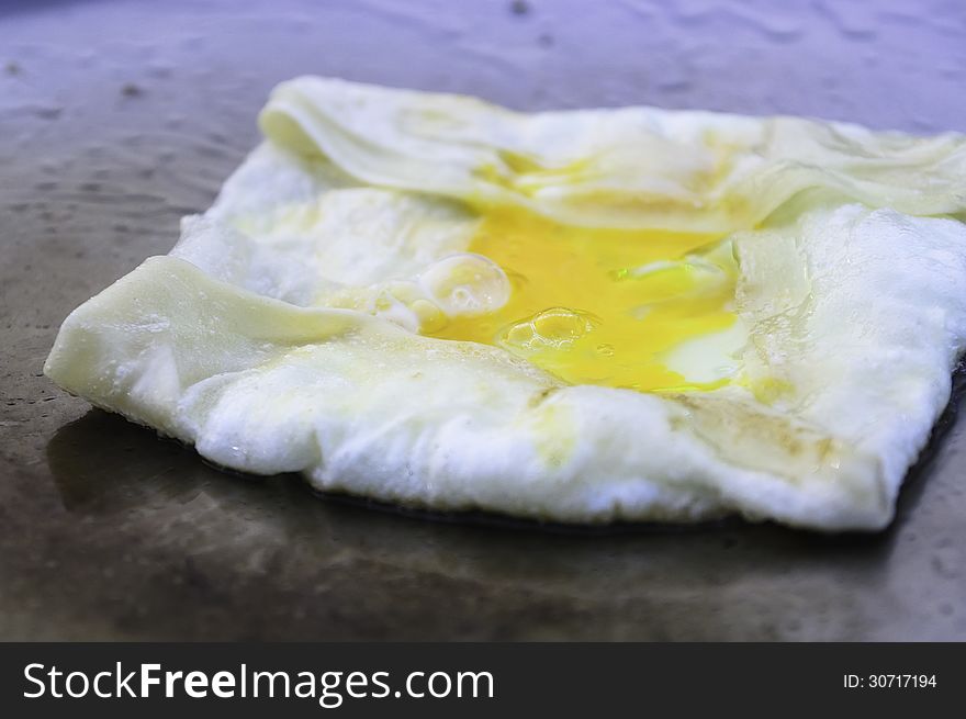 Egg roti in the pan