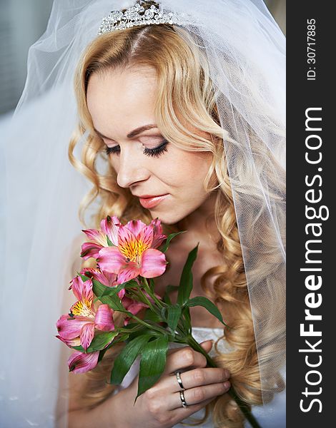 Portrait beautiful bride with bouquet of lilies