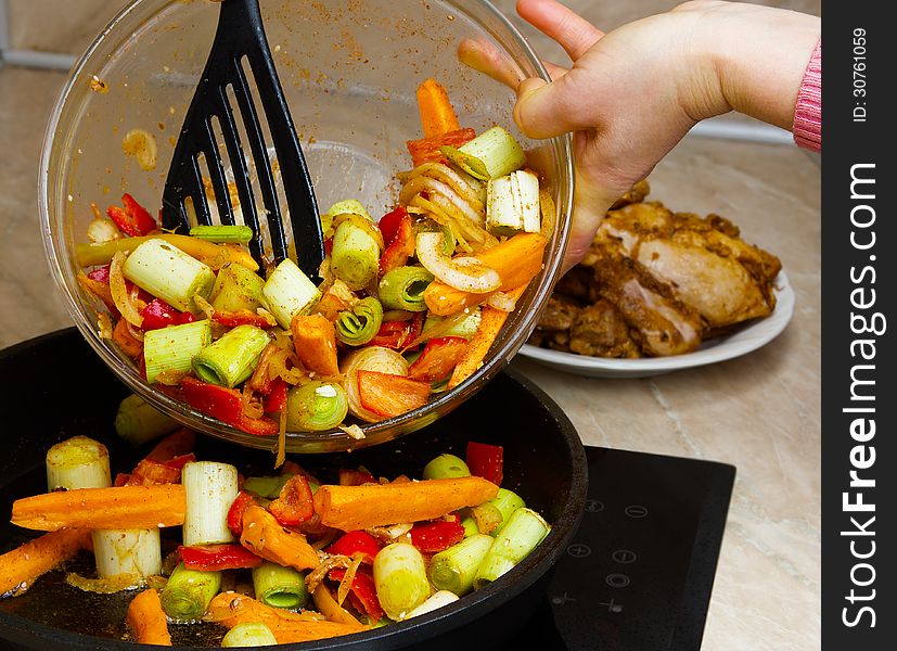 Preparation fried chicken fillets with vegetables