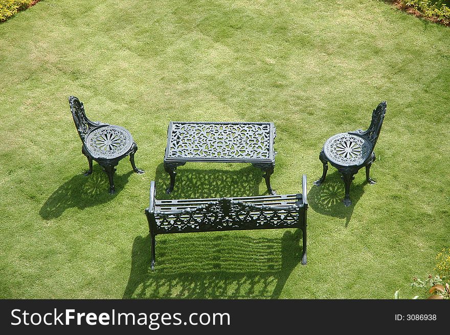 Nice Relaxing Garden Arrangements and Chairs