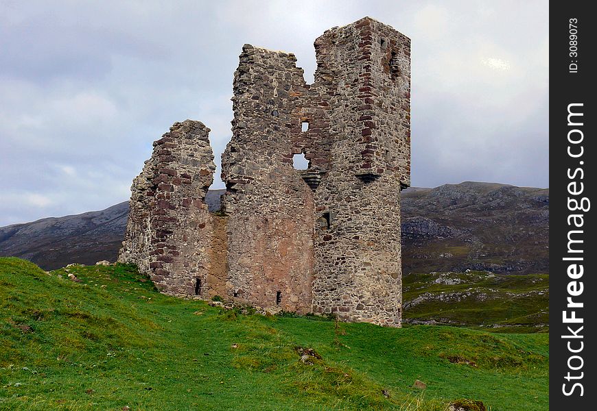 The ruins of Ardvrek Castle in the Assynt mountain range, highlands, Scotland.