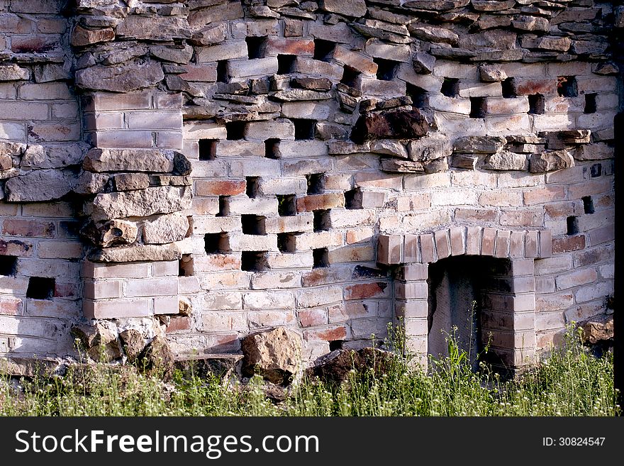 Fence unusual in the naive style of brick and stone