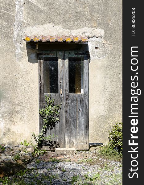 Wooden door of an old farm, entrance abandoned. Wooden door of an old farm, entrance abandoned.