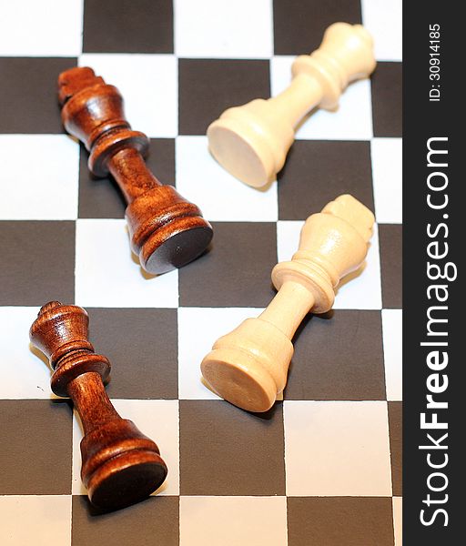 4 chess figures - 2 queens and 2 kings. Black queen cheating!. 4 chess figures - 2 queens and 2 kings. Black queen cheating!