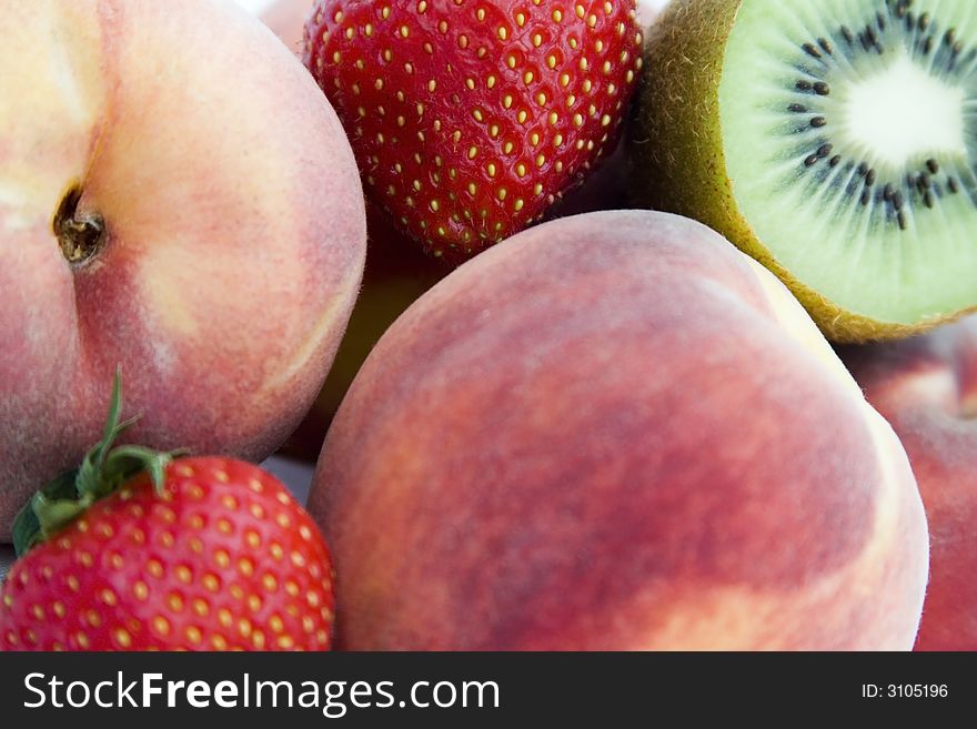 Tasty fruit collection with strawberry, kiwi en peaches