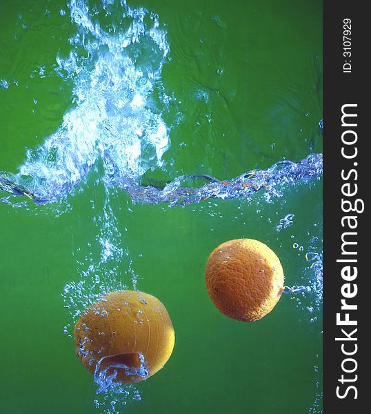 Oranges submitting to water from height