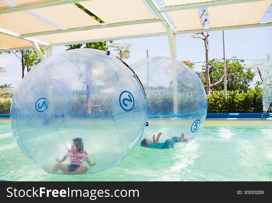 Swimming pool floating ball for children