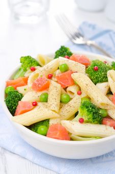 Salad With Pasta, Smoked Salmon, Broccoli And Green Peas Closeup Royalty Free Stock Photography Salad With Pasta, Smoked Salmon, Broccoli And Green Peas Closeup Royalty Free Stock Photography