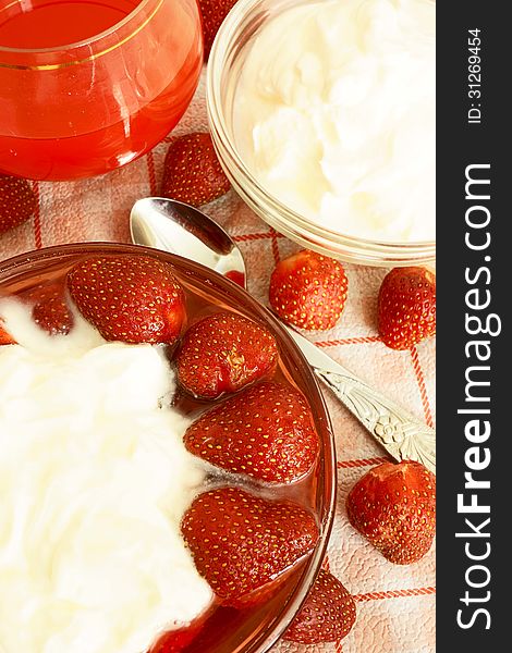 Strawberries in syrup with cream