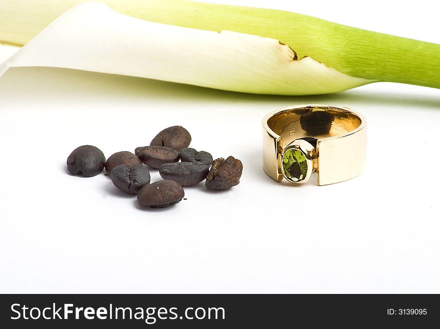 Gold ring with green stone and flower