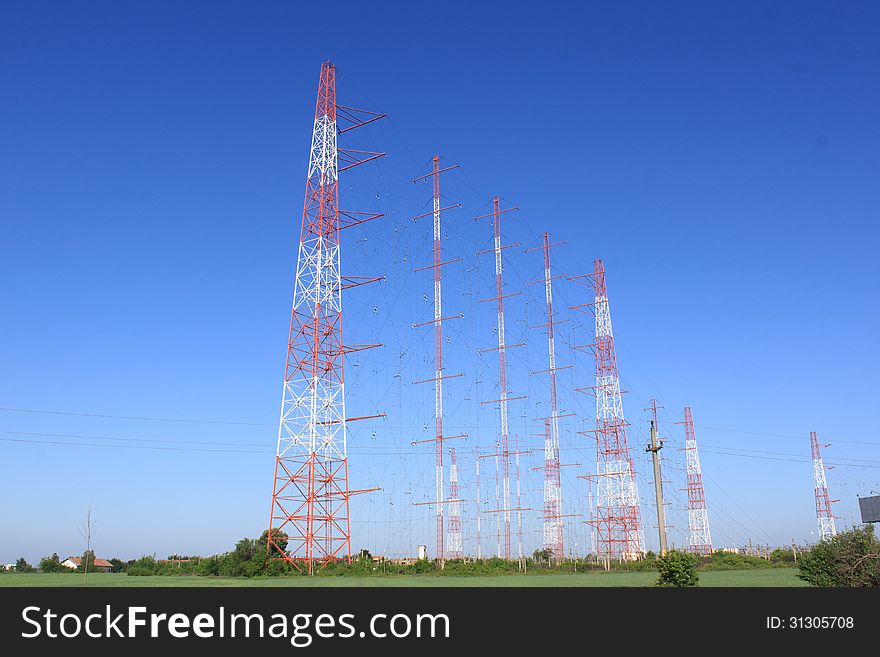 A large number of jamming antennas in a field