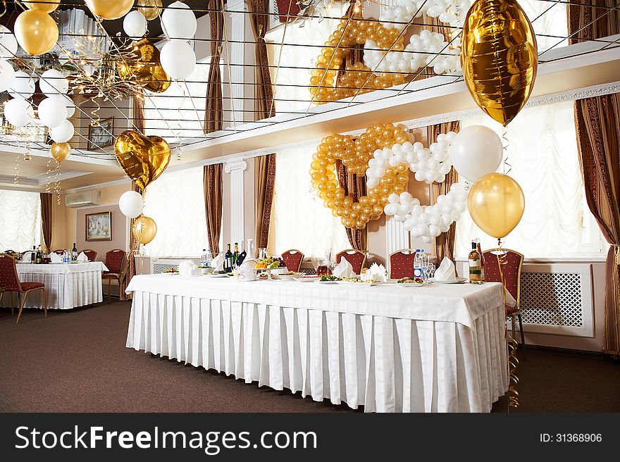 Wedding table with holiday ballons