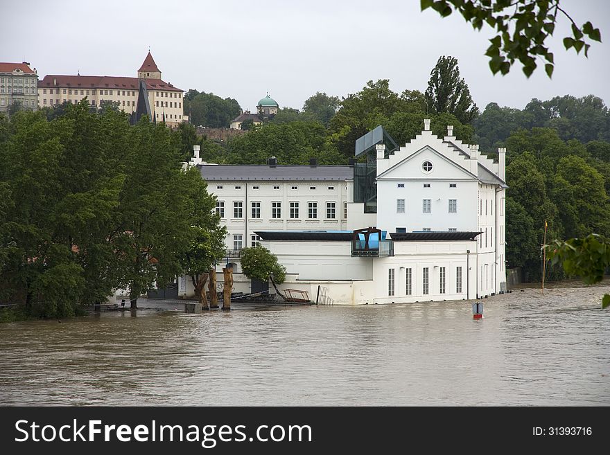 White house flooded with water from the swollen river