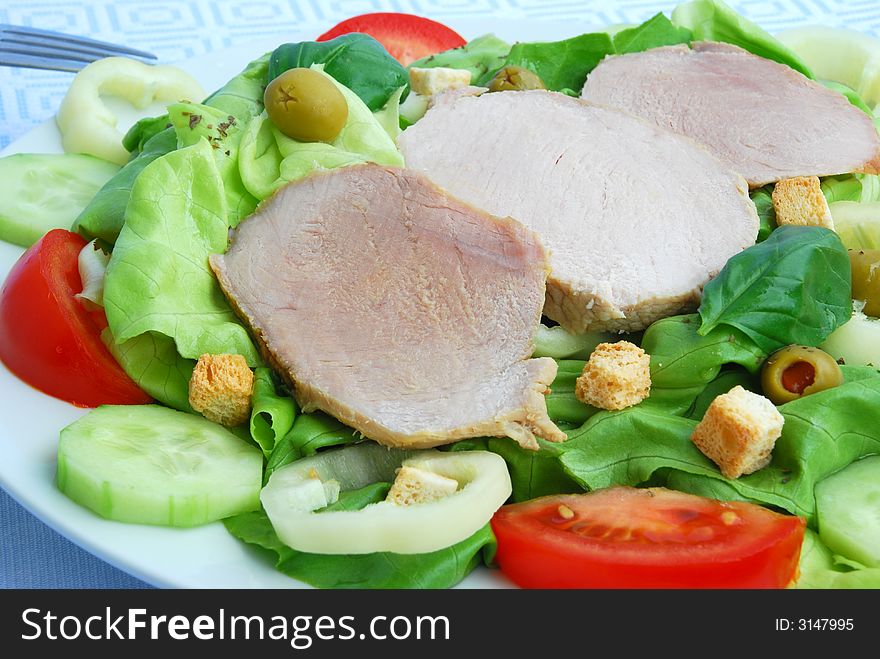 Tomato-lettuce salad with pork