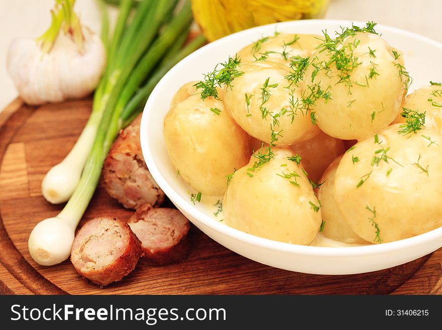 Boiled potatoes with fresh herbs