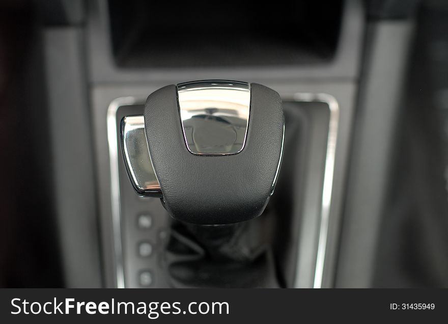 Automatic gear shift handle