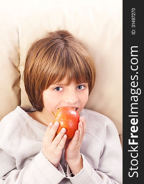 child eating apple-happy kid