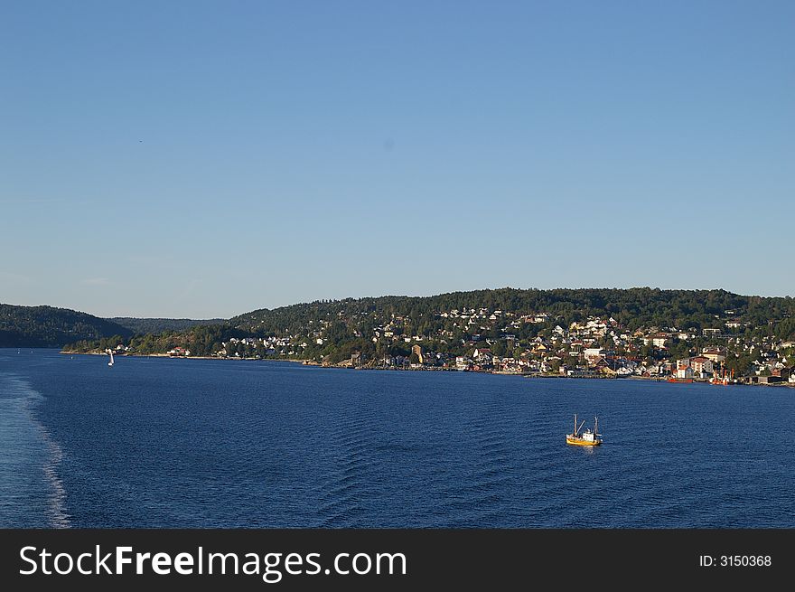 The village DrÃ¸bak seen from the Oslofjord