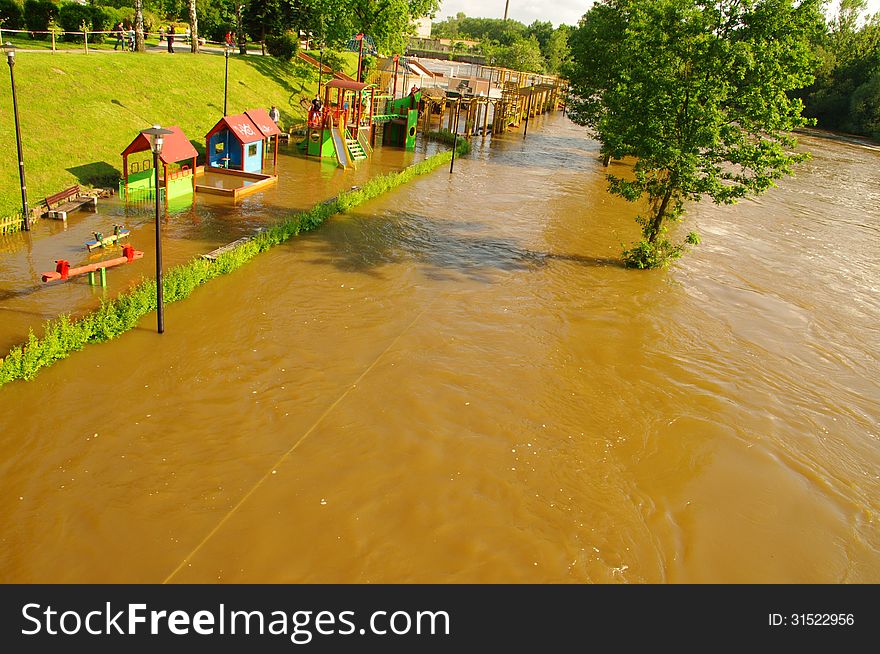 The photograph shows a playground in Zagan, odes overflowing rivers flooded beaver. The photograph shows a playground in Zagan, odes overflowing rivers flooded beaver.