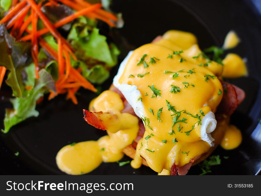 Eggs benedict