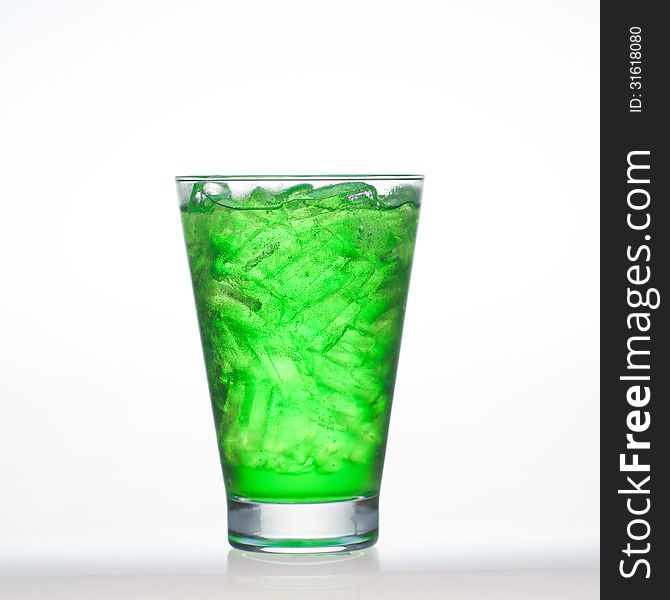 Green fruit flavour soft drinks whit soda water on white background