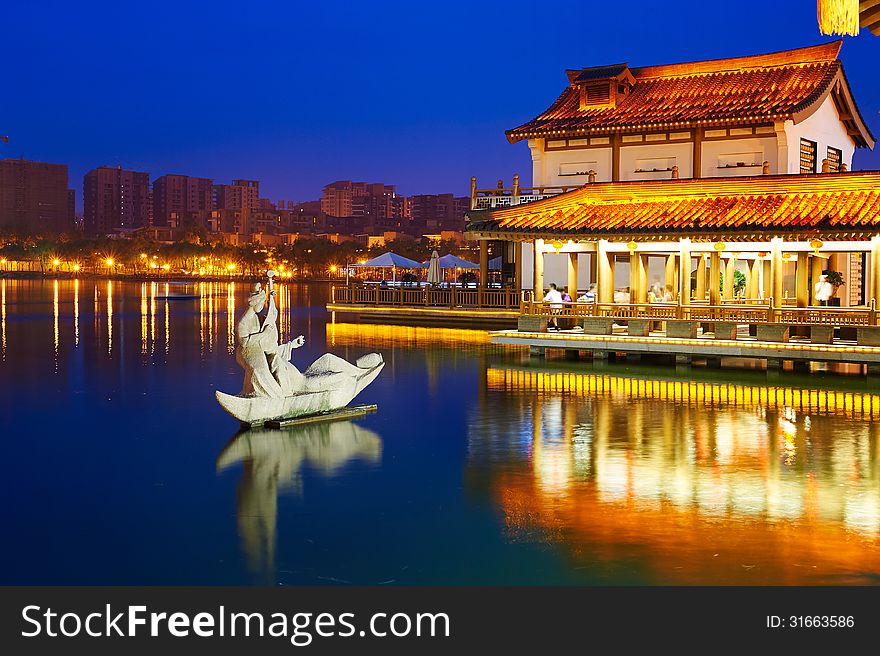 The sculpture and lake_night_landscape_xian