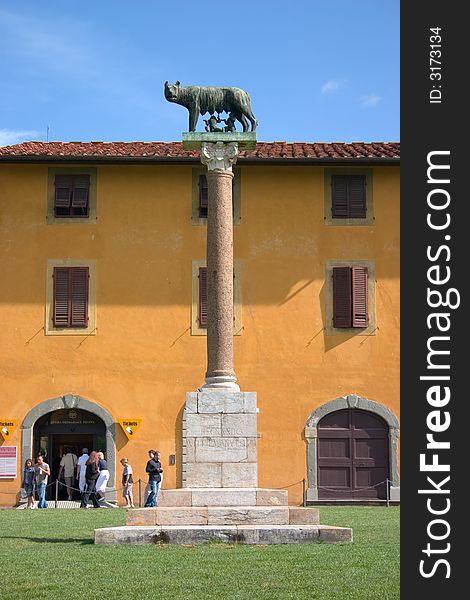 Lupa Capitolina - Statue in Pisa