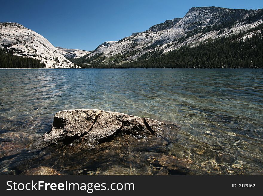 Picture of the tenaya lake in Yosemite national park.