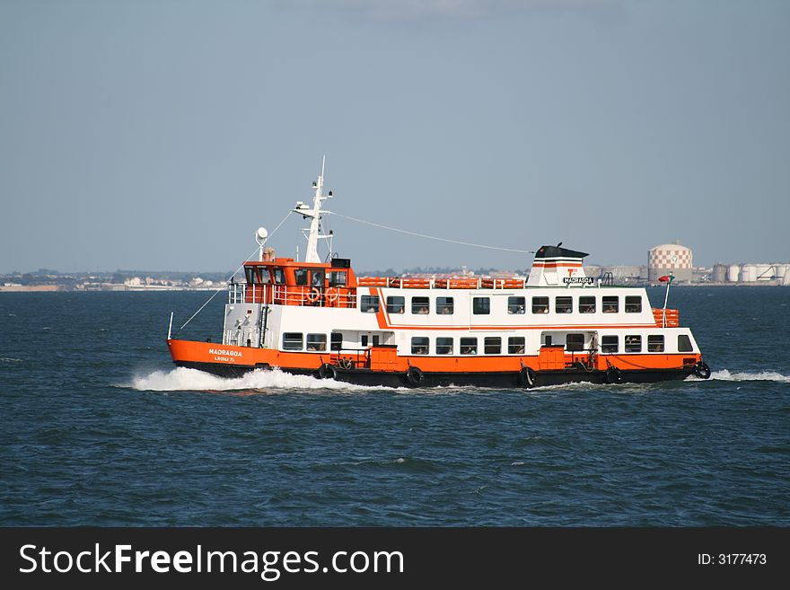 Crossing boat, over Tejo River