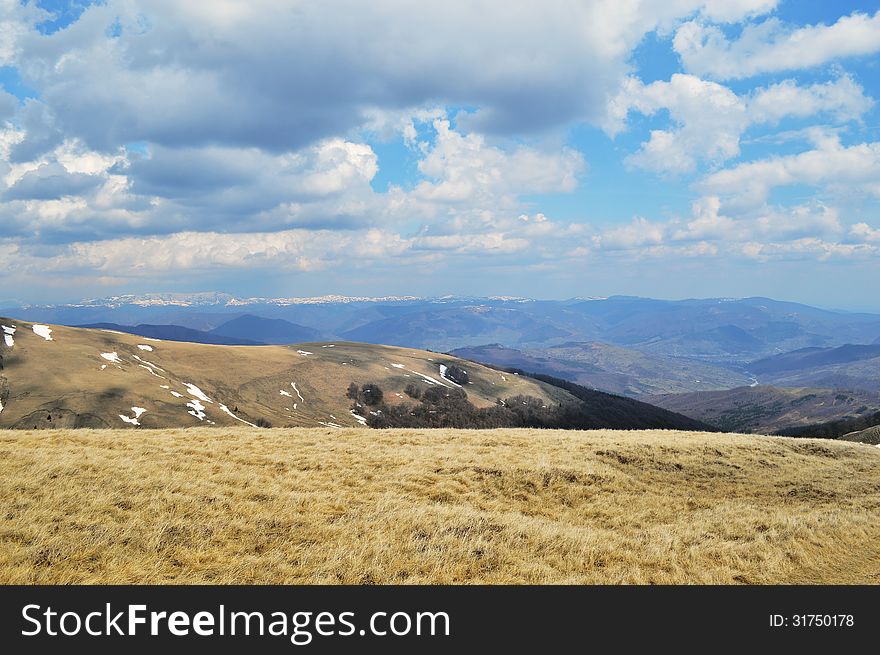 Mountain ridge overlooking large in a clowdy day