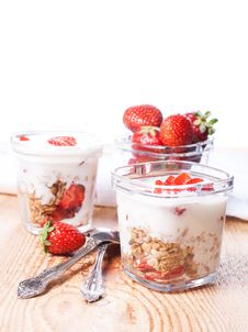 Breakfast - Yogurt, Granola And Strawberries Stock Photography
