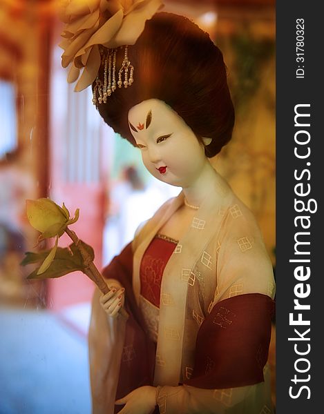 Taking flower woman silk figurines xian