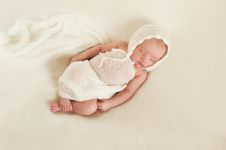 Newborn Baby Girl In Bonnet Royalty Free Stock Images