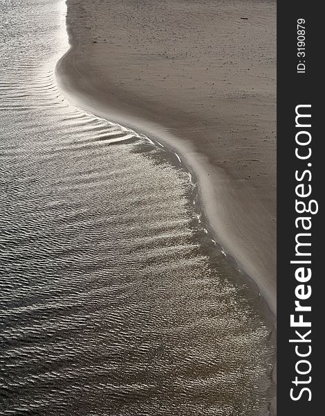 Sand and water forms in the river shore