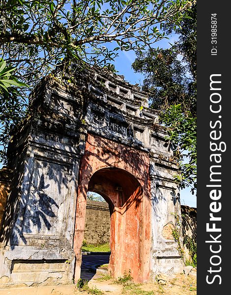 Located in front of the Throne Palace and facing the Flag Tower, Noon Gate is the main entrance to the Imperial City. Noon Gate is a huge construction, U-shaped and consisting of two parts: below is a foundation made of brick, Thanh and Quang stone, above is a pavilion made of wood and roofed with tiles. Located in front of the Throne Palace and facing the Flag Tower, Noon Gate is the main entrance to the Imperial City. Noon Gate is a huge construction, U-shaped and consisting of two parts: below is a foundation made of brick, Thanh and Quang stone, above is a pavilion made of wood and roofed with tiles.