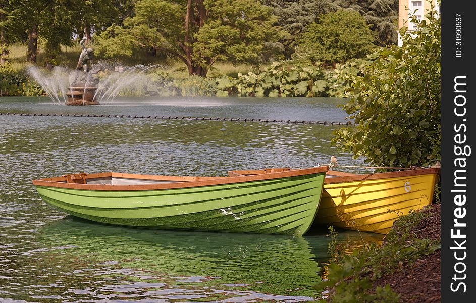 London, Kew Gardens: Colorful Boats