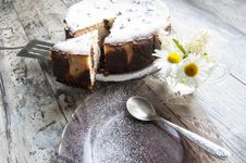 Cheesecake On A Glass Dish Whith Bouquet Of Chamom Royalty Free Stock Photos Cheesecake On A Glass Dish Whith Bouquet Of Chamom Royalty Free Stock Photos