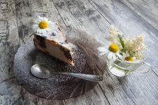Slice Of Cheesecake On A Glass Dish With Bouquet O Royalty Free Stock Photos Slice Of Cheesecake On A Glass Dish With Bouquet O Royalty Free Stock Photos