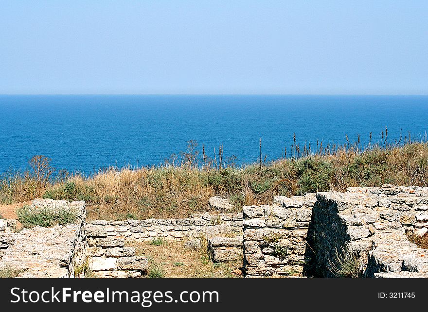 Rocky seashore woth the view on horizon