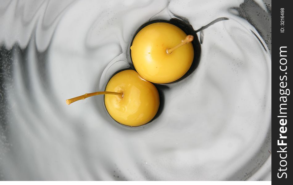 Image of two fresh fruits in water