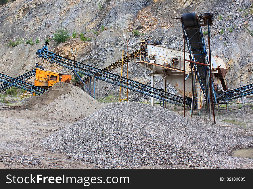 Equipment for the operation of quarries,for crushing,grinding and transport. Equipment for the operation of quarries,for crushing,grinding and transport