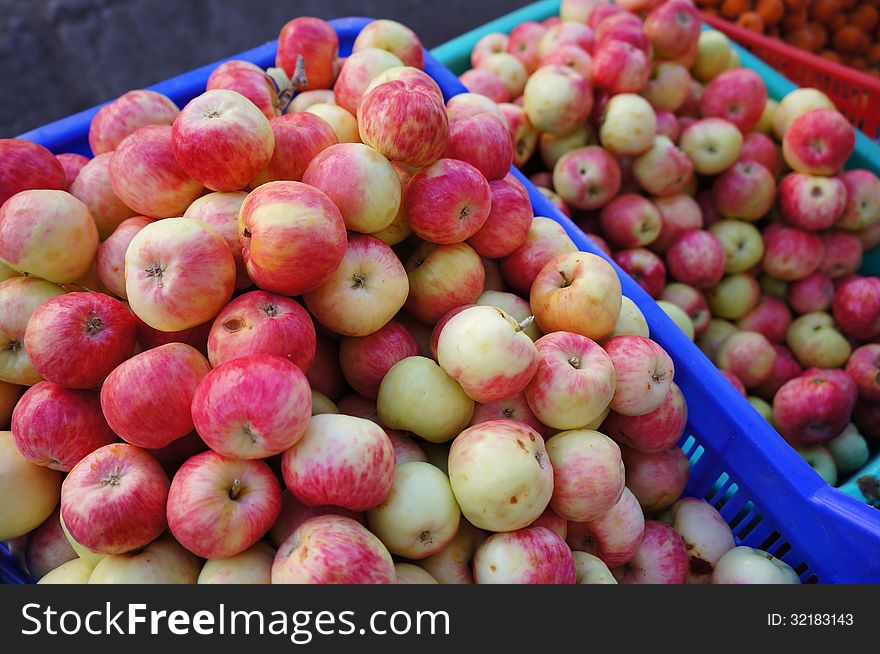 Ladakh apples were sold along the street in summer.