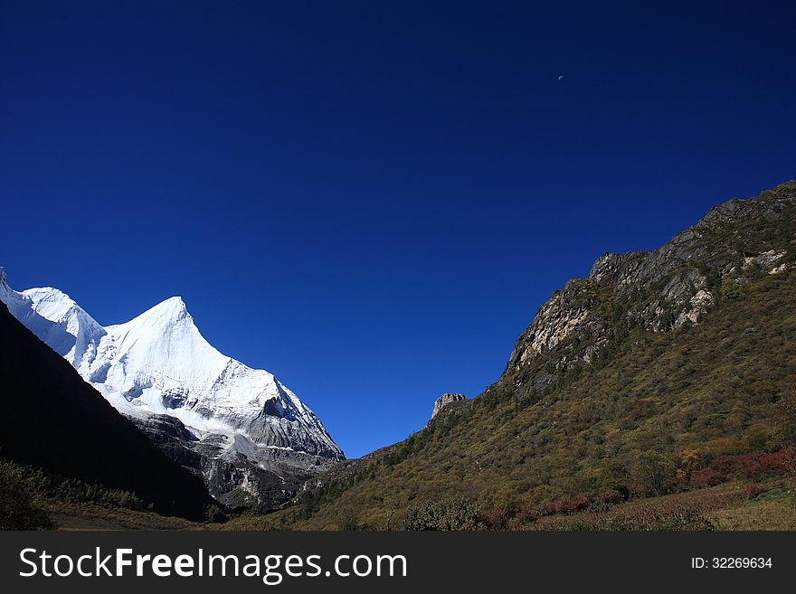 Snow-covered mountains and central Mai Yong Moon has not fallen. Snow-covered mountains and central Mai Yong Moon has not fallen