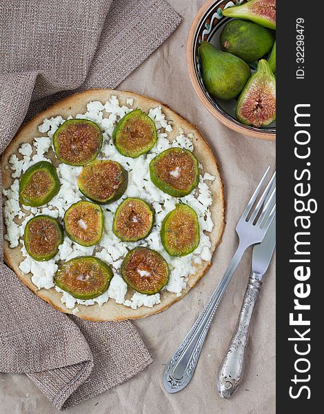 Pizza with figs and ricotta