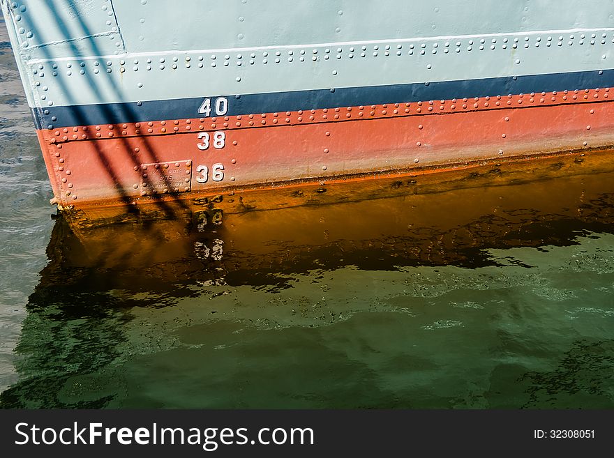 Immersion scale on the side of the ship