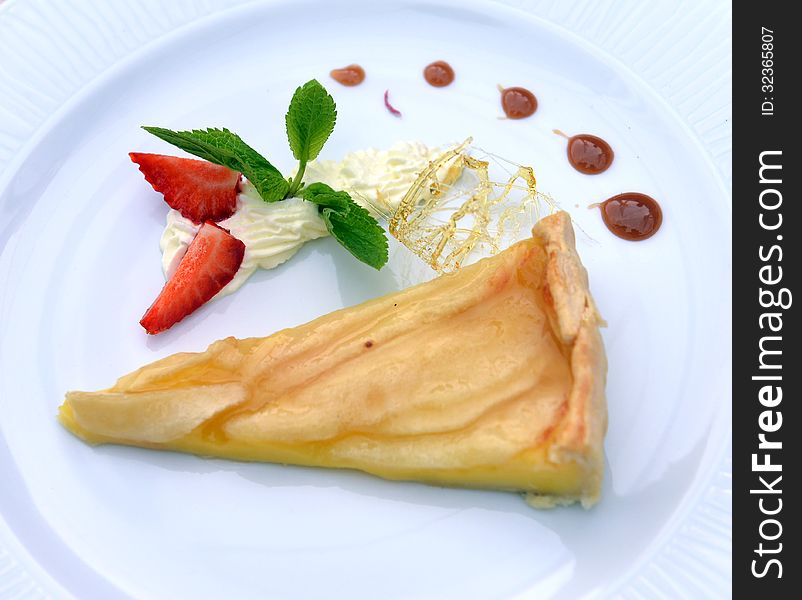 Apple pie with strawberries and mint