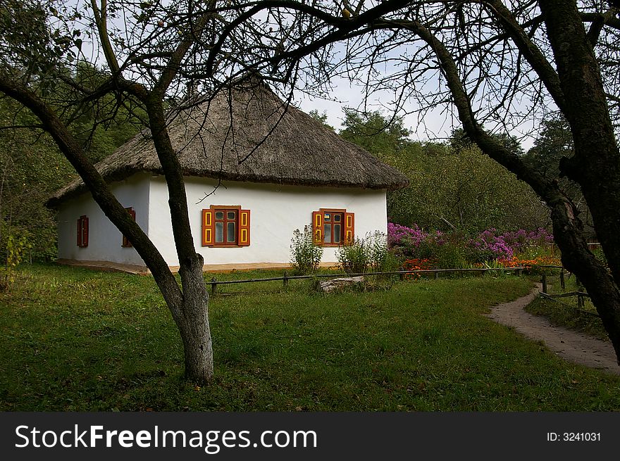 Early in the morning, in the country, a house is seen from the bottom of a hill.