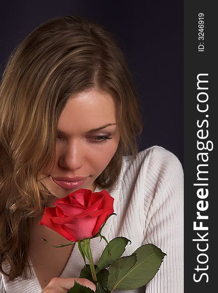 Beaytiful woman with red rose