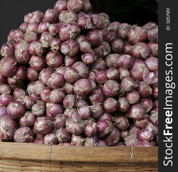 A big pile of red onions